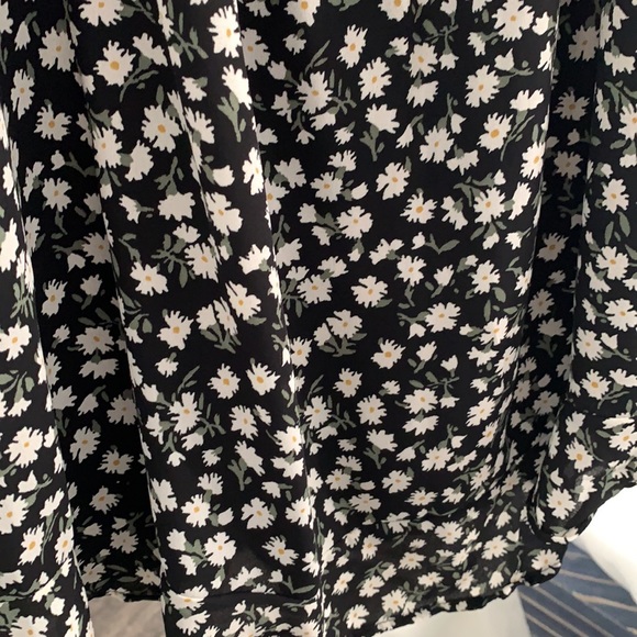 Abercrombie Worn once! Flowy floral dress with open back! - Picture 4 of 4